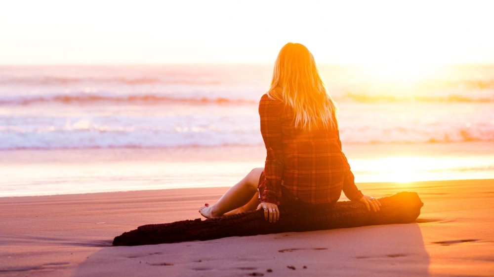 girls_the_girl_on_sitting_on_the_beach_during_sunset_097146_